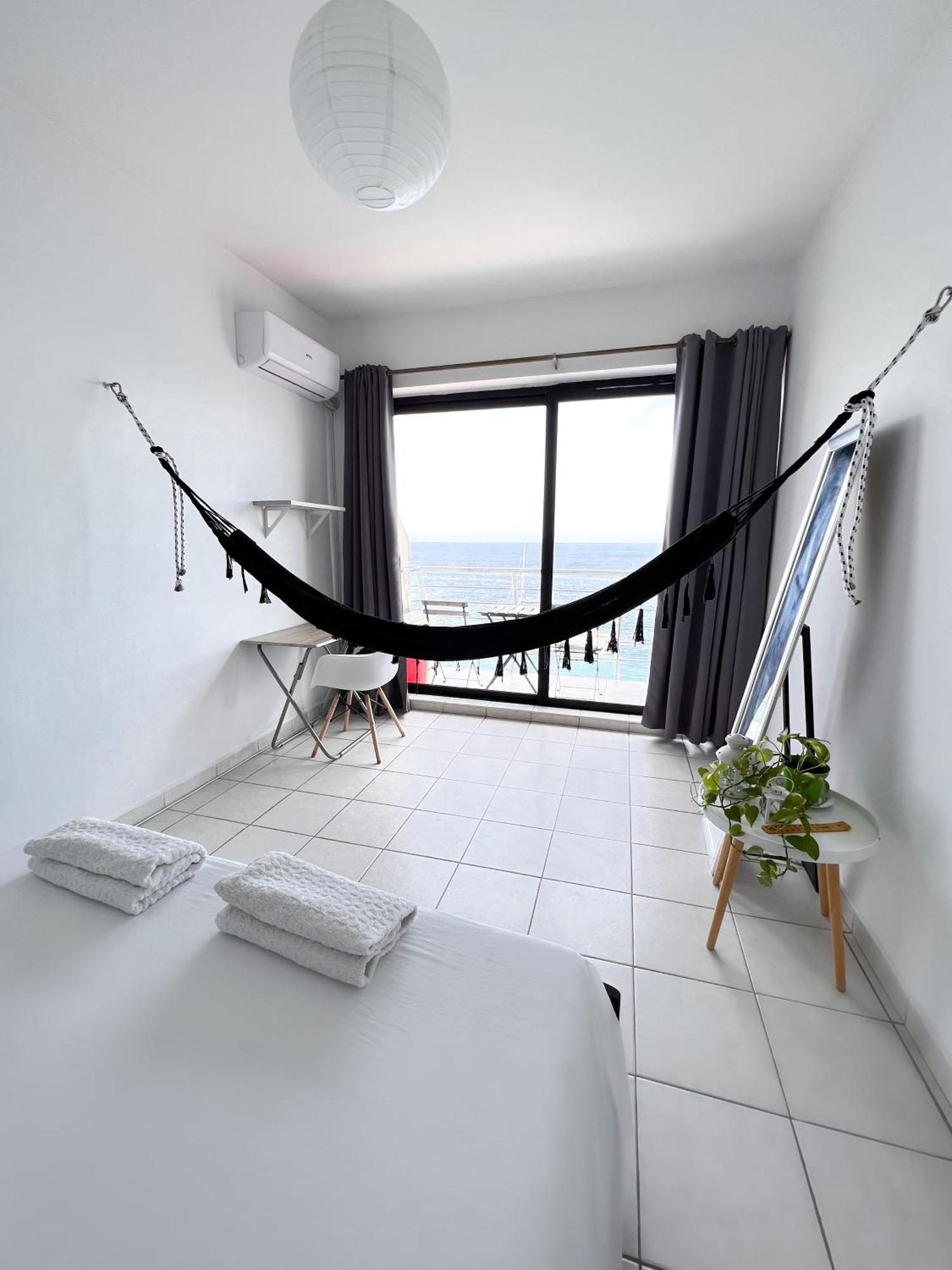 F8 1 Seaview Room, Living And Bathroom Shared , Stjulians Saint Julian's ภายนอก รูปภาพ